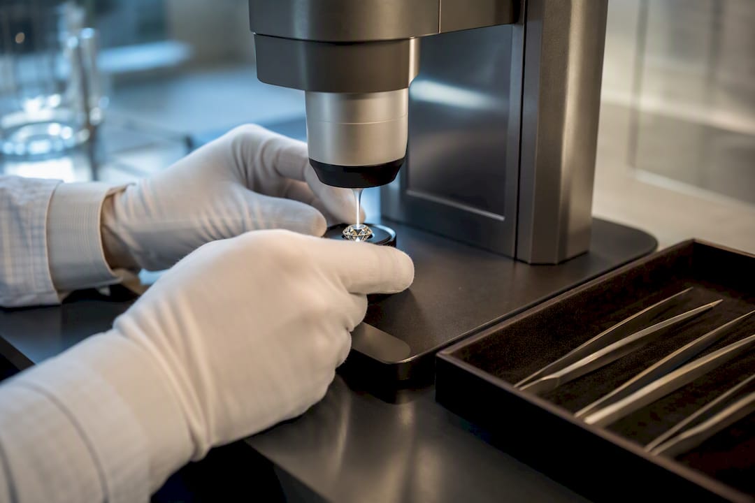 Loose diamond under inspection equipment