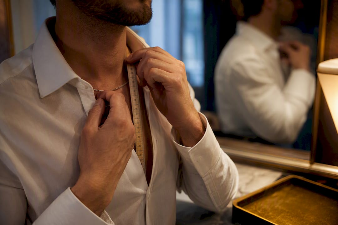Man checking chain placement at collar