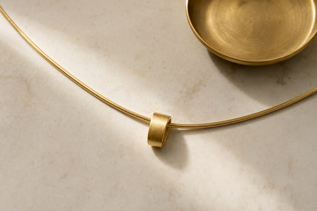 Partial omega chain with slide pendant