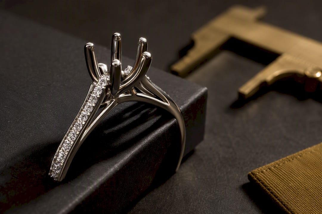 Cropped split shank ring shoulder detail