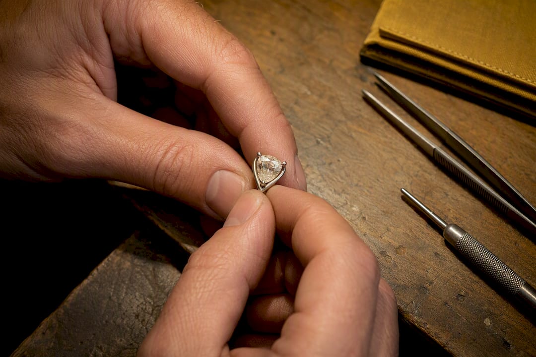 V-prong protecting pear gemstone tip