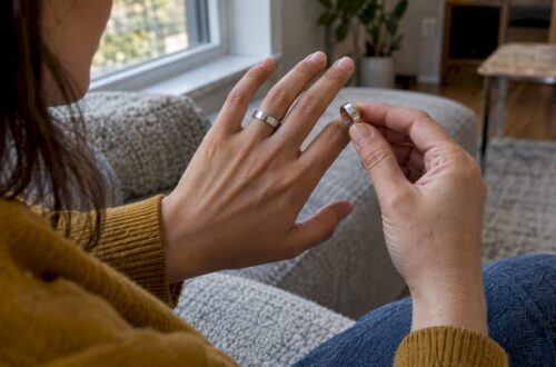 Buyer comparing platinum and palladium bands