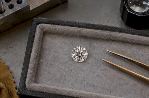 Round brilliant diamond viewed face up