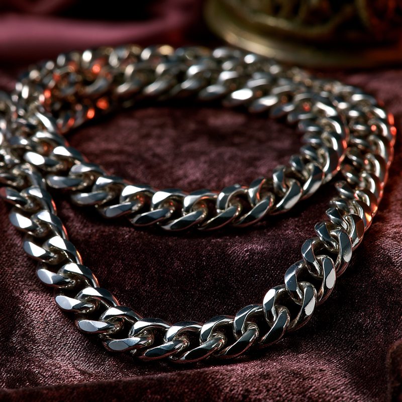 Curb Chains in gold and platinum
