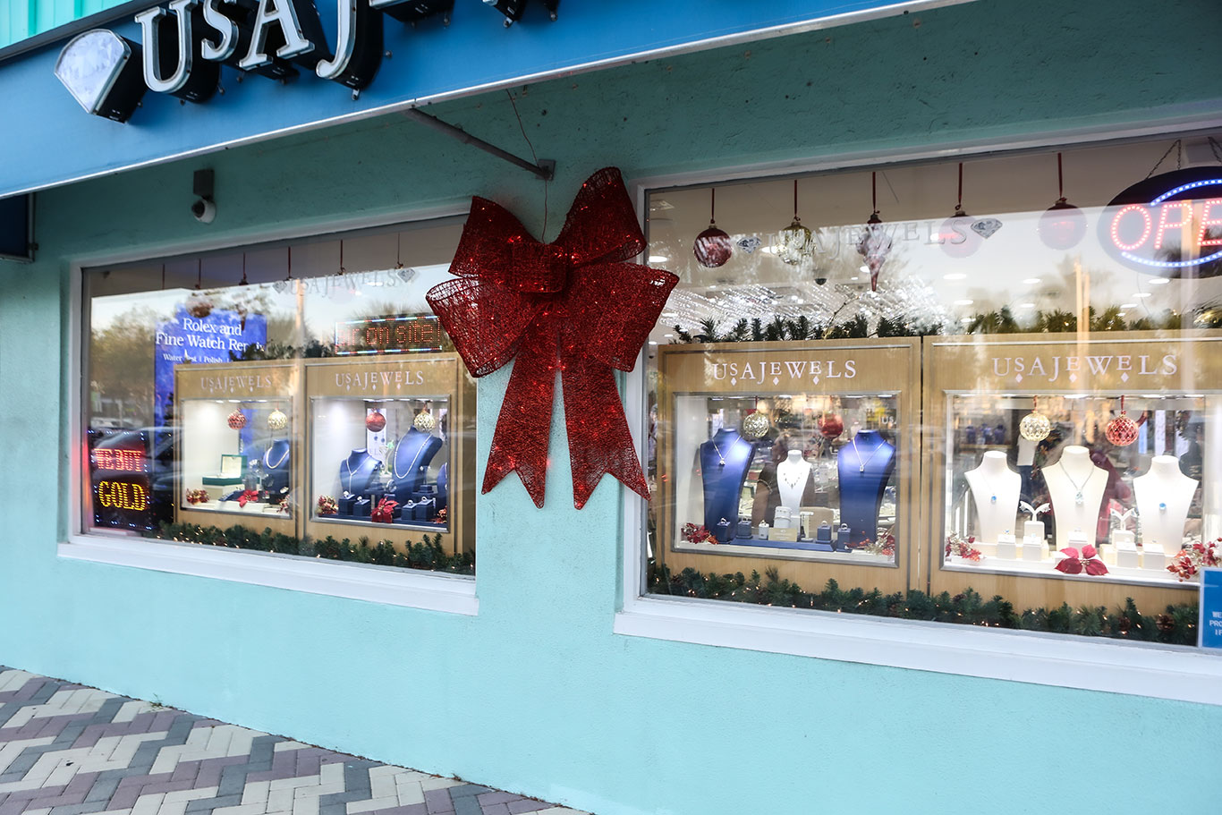 USA Jewels storefront decorated for the holidays