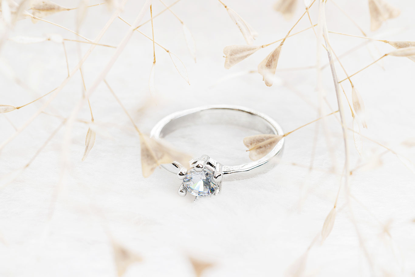 Promise rings for couples featuring diamond promise rings, gold bands, and matching his and hers commitment rings for boyfriend and girlfriend