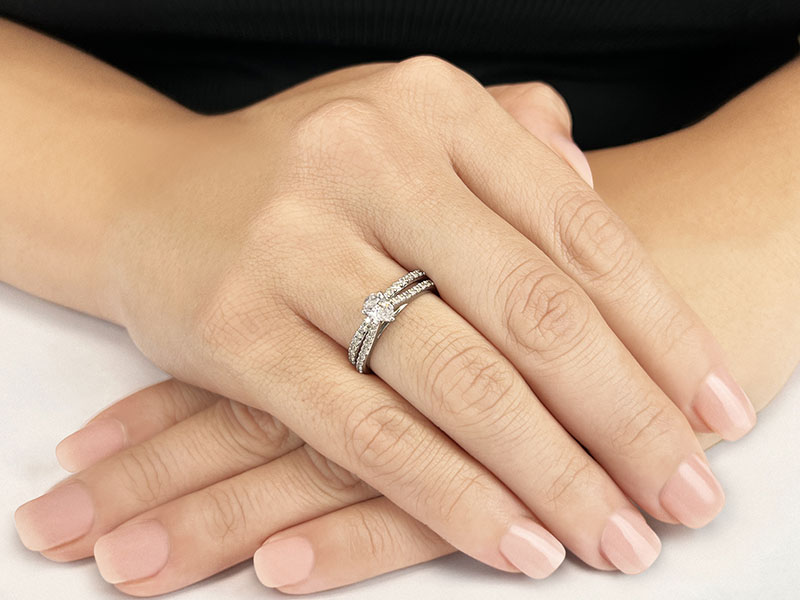 Splendid Pear Shape Bridal Set - view 4